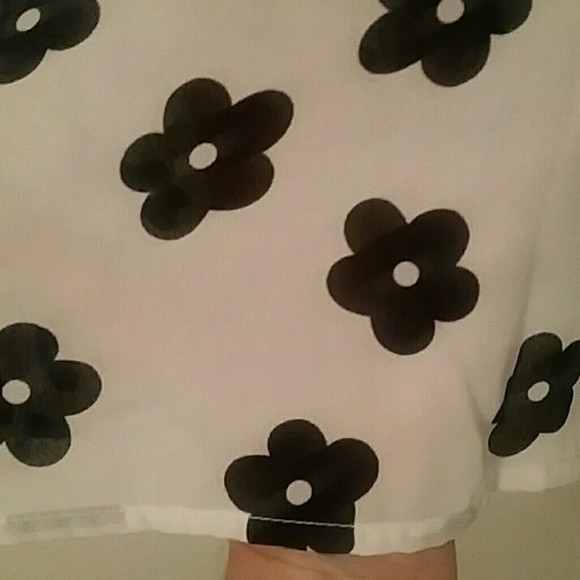 Adorable flowy top - Picture 2 of 4