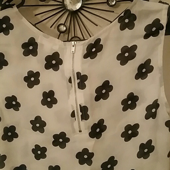 Adorable flowy top - Picture 3 of 4