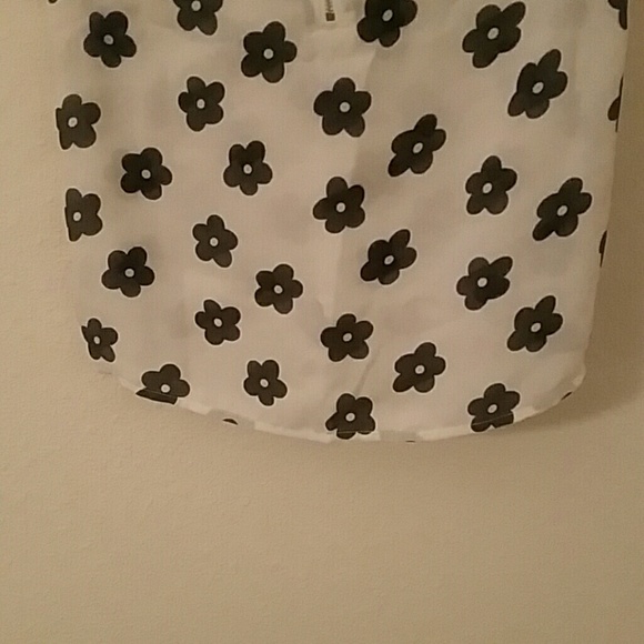 Adorable flowy top - Picture 4 of 4