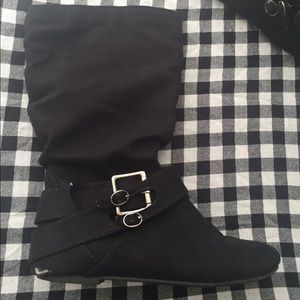 Black boots with buckle