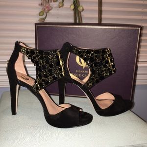 Vince Camuto signature black velv sandals