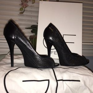 GF Ferré perforated black pumps