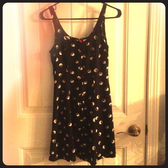 H&M yin and yang button up dress!