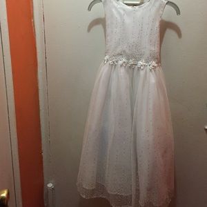 Beautiful white dress! 😍😍