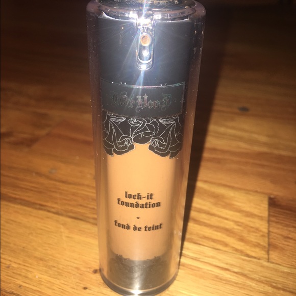 Kat von D lock it foundation deep 74