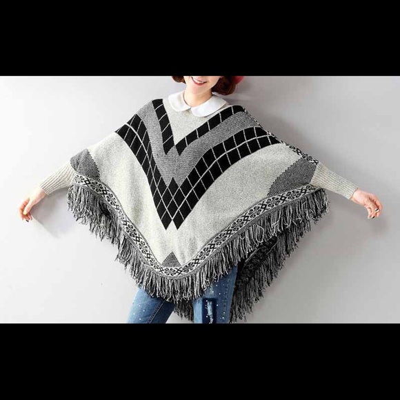 🎉Host Pick🎉Beautiful Black/Grey Sleeved Poncho - Picture 4 of 4