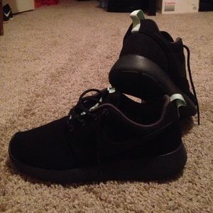 Women's Rosherun size 7