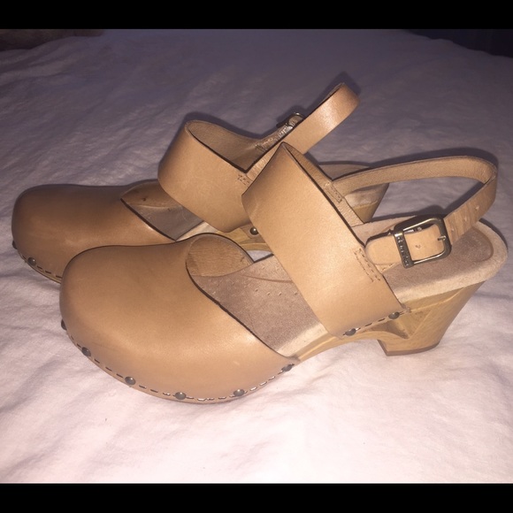 Never Worn!! Dansko clogs w/ strap and buckle Sz 8