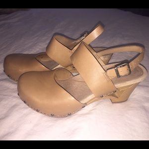 Never Worn!! Dansko clogs w/ strap and buckle Sz 8