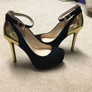 Jessica Simpson Gold and Black Pumps