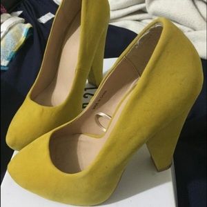 Suede Yellow pumps