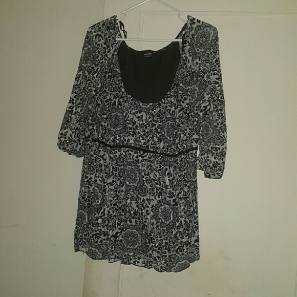 Black and white designed top