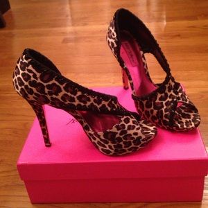 🌺NEW! Betsy Johnson Leopard Heels