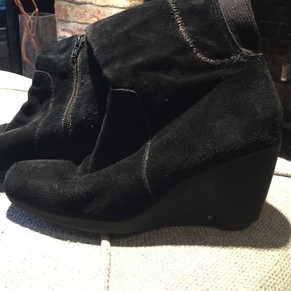 Naturalizer wide shaft suede boots. Super comfy!
