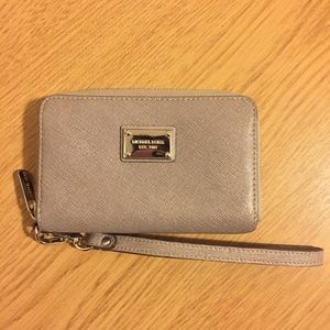 ⚡️FLASH SALE⚡️ Michael Kors Wristlet