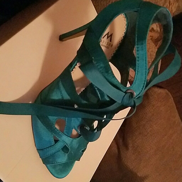 Beautiful turquoise Lace up pumps