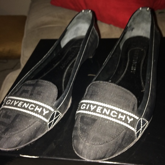 Authentic Givenchy vintage size 8-8.5 - Picture 2 of 2