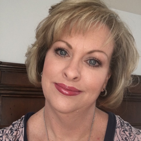 Meet your Posher, Dawn - Picture 2 of 2