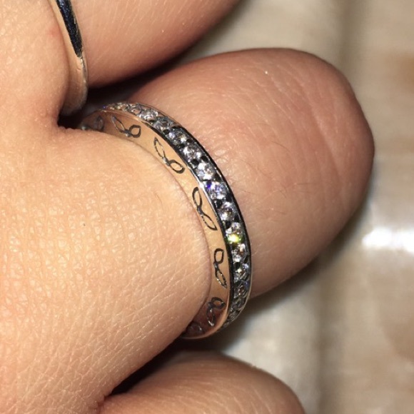 Pandora ring size 8 - Picture 2 of 3