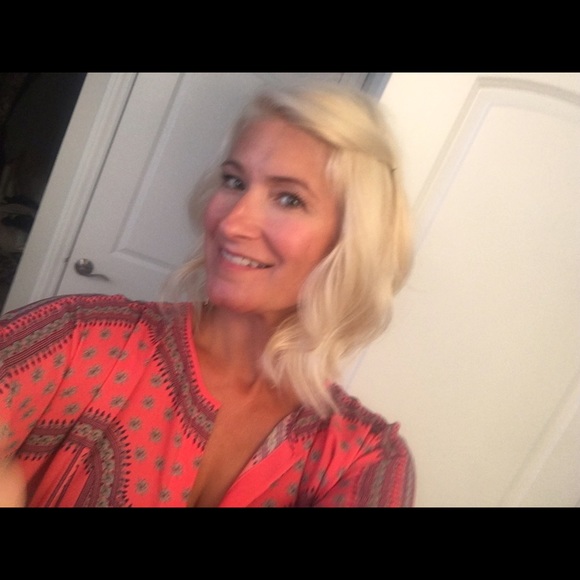 Meet your Posher, Nicole - Picture 1 of 1