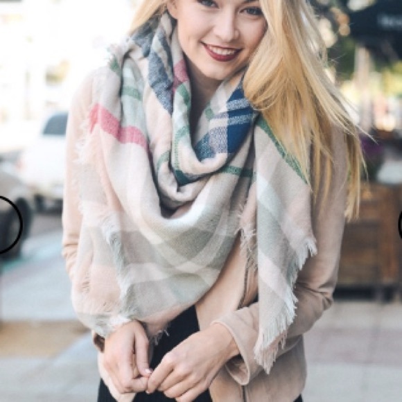 Accessories - ⛄️SALE⛄️ Light pink/navy plaid blanket scarf #20