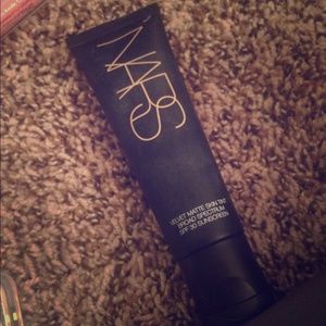 Nars velvet matte skin tint Finland