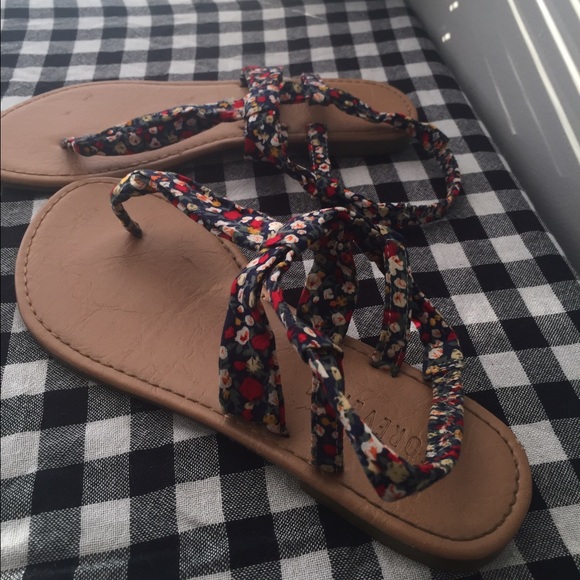 🌺 Floral Print Sandals 🌺