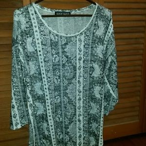 Women's long sleeve light weight pullover sweater