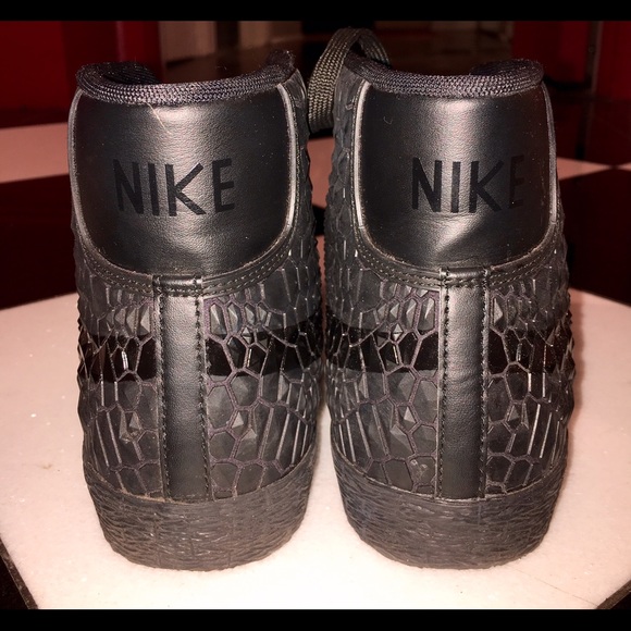 Black Nike women's size 8 sneakers with detailing