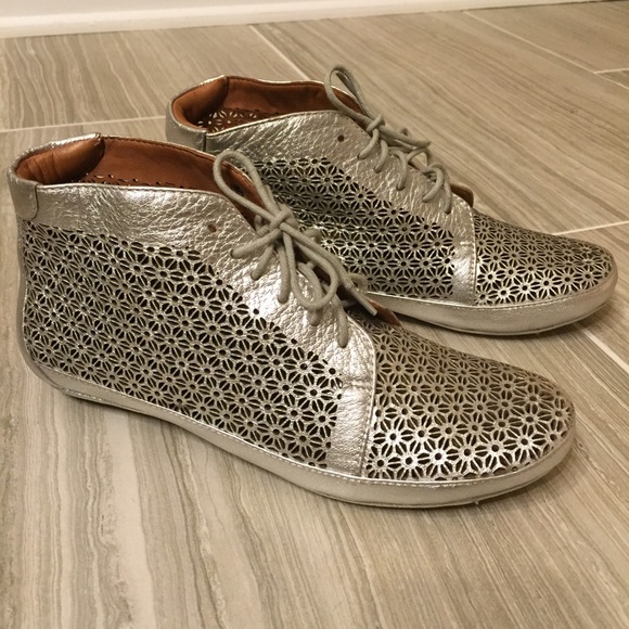 GENTLE SOULS Kenneth Cole silver boots NWOT