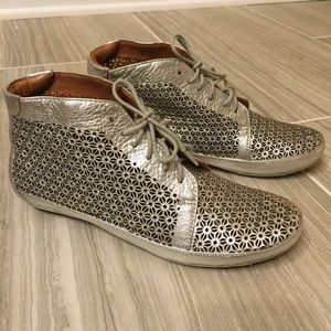 GENTLE SOULS Kenneth Cole silver boots NWOT