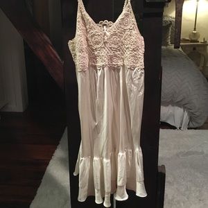 Gorgeous Free People slip dress w/ crochet detail