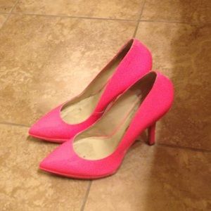 Neon/hot pink Nine West Pointy heels