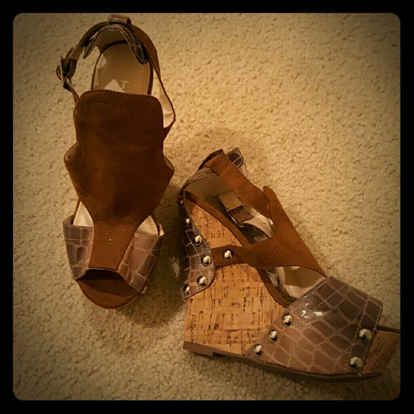 Fun wedge strappy heels - Picture 1 of 2