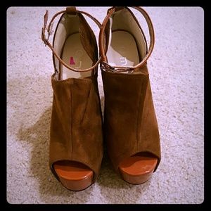 Suede block heels, perfect for retro look