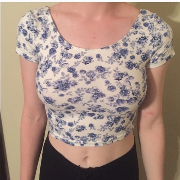 H&M floral short sleeve crop top