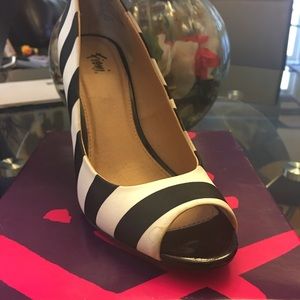 Women Black/white open toe heels