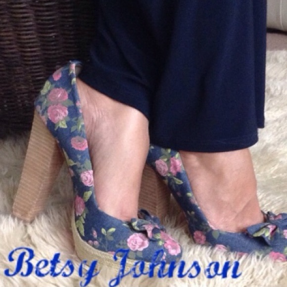 BETSEY JOHNSON FLORAL PUMPS 10 M