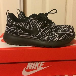 Women's Nike Rosche size 5.5