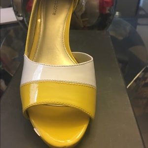 Liz Claiborne Ladies yellow/white Shoe