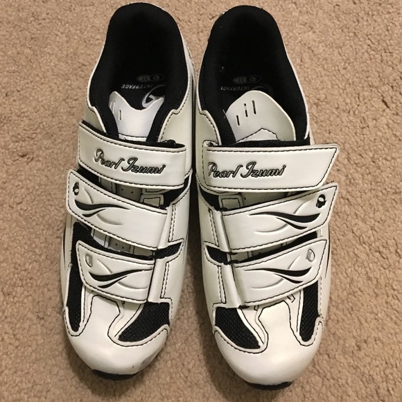Pearl Izumi spin shoes... pearl white and black!