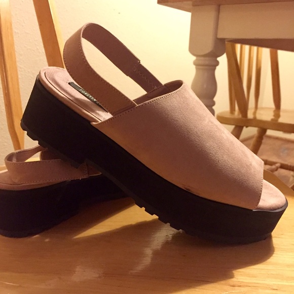 NWT sandals - Picture 1 of 4