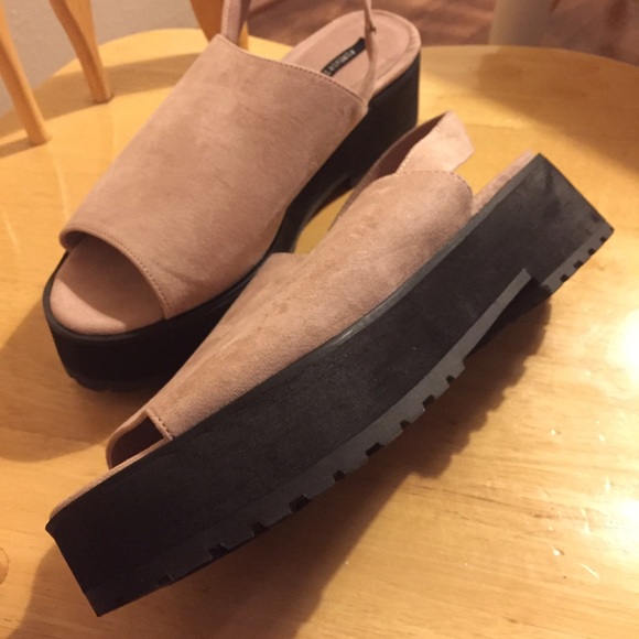 NWT sandals - Picture 2 of 4