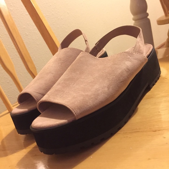 NWT sandals - Picture 4 of 4