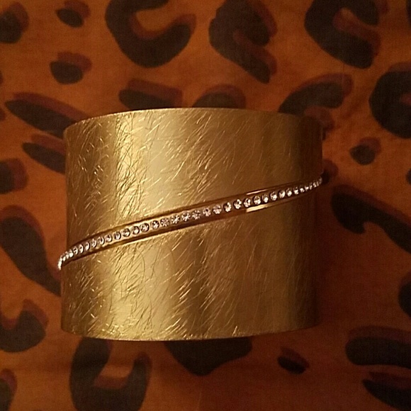 NWOT Gold plated cuff statement bracelet - Picture 2 of 4