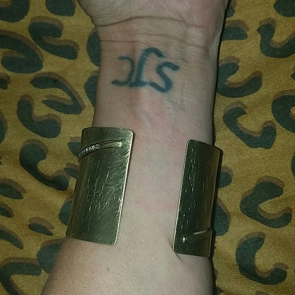 NWOT Gold plated cuff statement bracelet - Picture 4 of 4