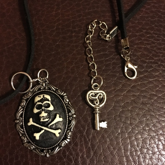 Skeleton Cameo Black Velvet Necklace - Picture 4 of 4