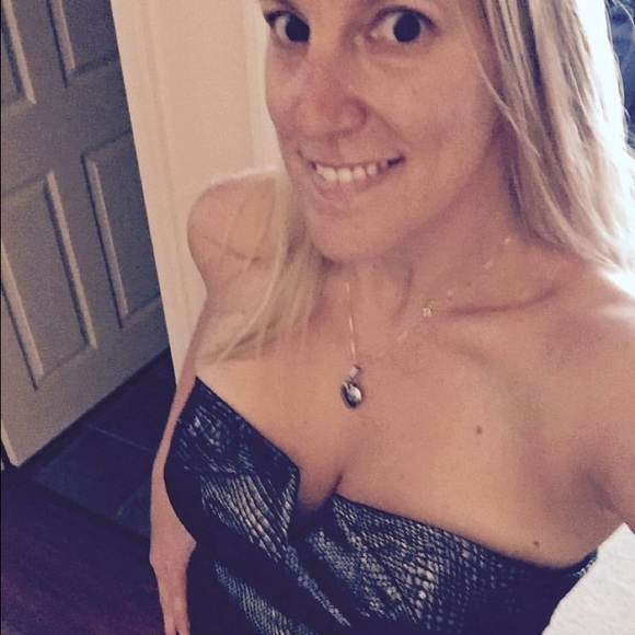 Welcome to my closet! 🎉🎁👗👚👢👛 - Picture 4 of 4