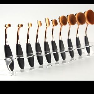 Oval brush makeup stand