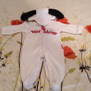 6-9 month baby snoopy outfit.  NEVER WORN!
